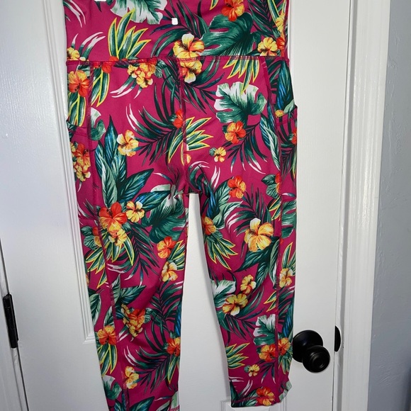 NWOT- Ideology Hawaiian Print Crop Active Leggings- Medium - Picture 5 of 7